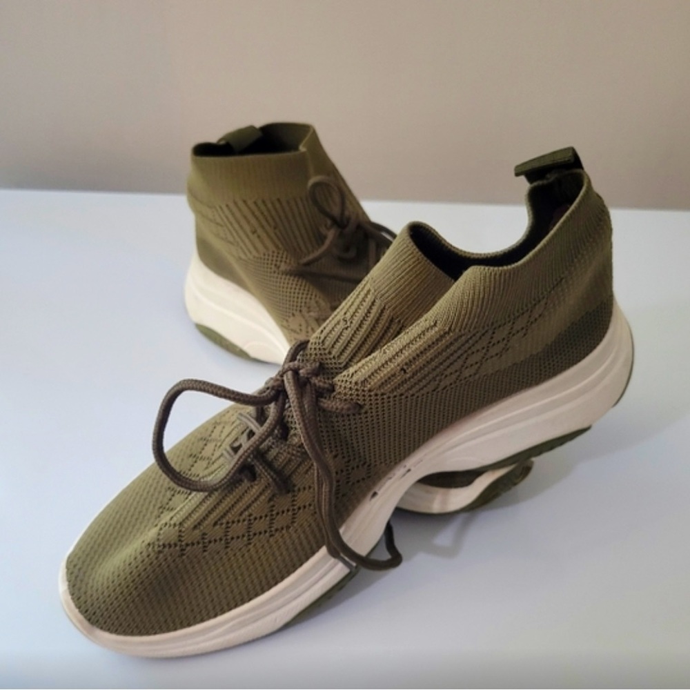 Size 11 women's sneakers